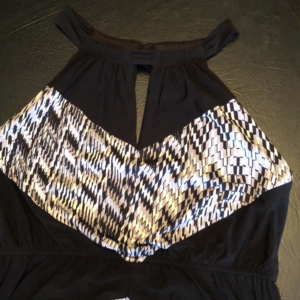 Long and Sleeveless Black and White Dress